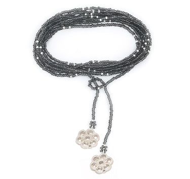 Collar enredable gris detalles plata.